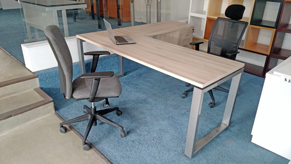 escritorio ejecutivo con patas cuadradas